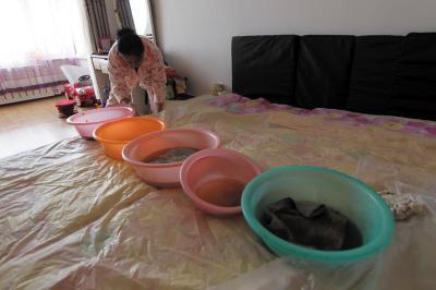 岚县楼上漏水，住户失联，小区没物管，业主维权难！律师来支招……